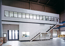 Hallenb�ro, 3-seit., 5 Leuchten,