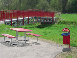 Sitzgarnitur, 2 Gitter-Bnke, 1 Tisch,